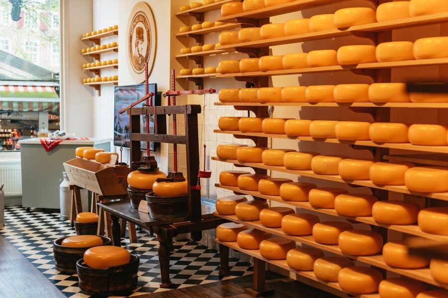 Amsterdam: Food and Culture Walking Tour with Tastings - Royal Palace and big-city grandeur, without losing the plot