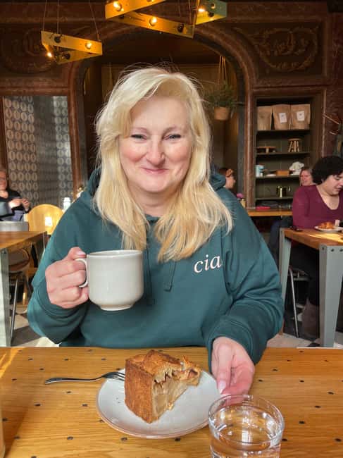 Amsterdam: Food Walking Tour - Street food and fried snacks: a quick hit of Amsterdam comfort food