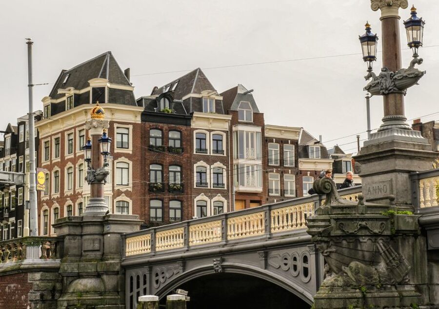 Amsterdam: German Canal Cruise with Unlimited Drinks Option - The 1-Hour Route: From NEMO to the Jewish Quarter