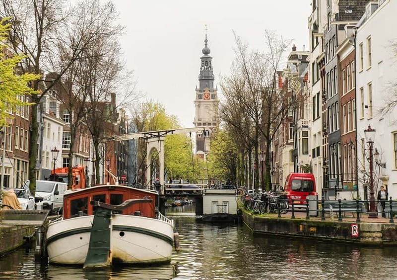 Amsterdam: German Canal Cruise with Unlimited Drinks Option - How the German Guide Changes the Experience