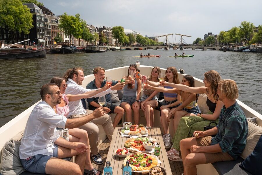 Amsterdam: German Guided Canal Cruise with on Board Bar - German-led canal cruising from Starboard Dock, on a quiet electric boat