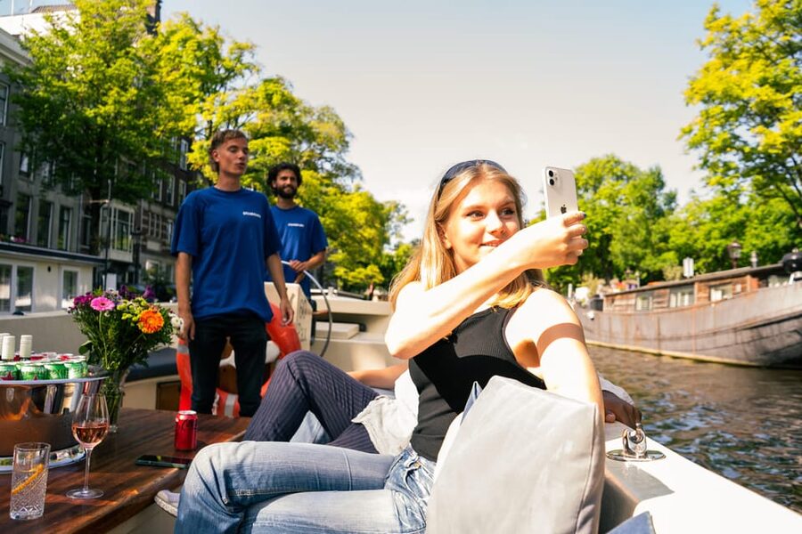 Amsterdam: German Guided Canal Cruise with on Board Bar - Onboard drinks and the relaxed one-hour pace