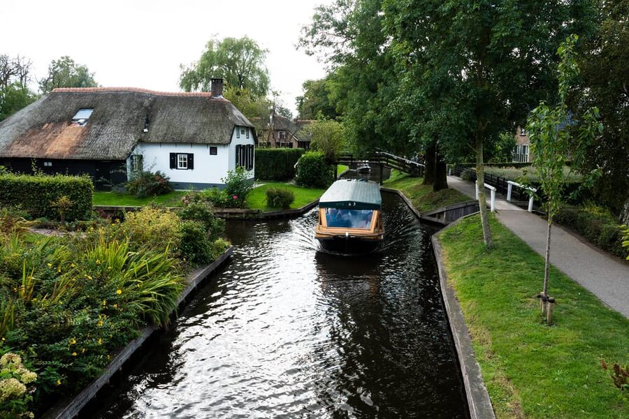 Amsterdam: Giethoorn Tour Scenic Cruise, Cheese & Free Time - Henri Willig cheese tasting and discounts that make the day taste better