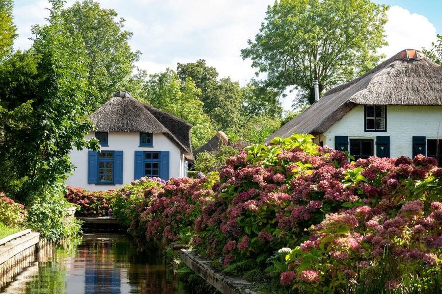 Amsterdam: Giethoorn Tour Scenic Cruise, Cheese & Free Time - Pacing, language, and comfort tips so you enjoy every hour