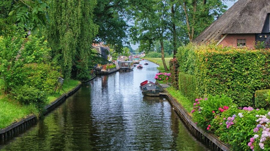 Amsterdam: Giethoorn Tour with Canal Cruise and Windmills - Jacobs Hoeve Cheese Farm and Clogs: The Craft Portion You’ll Remember