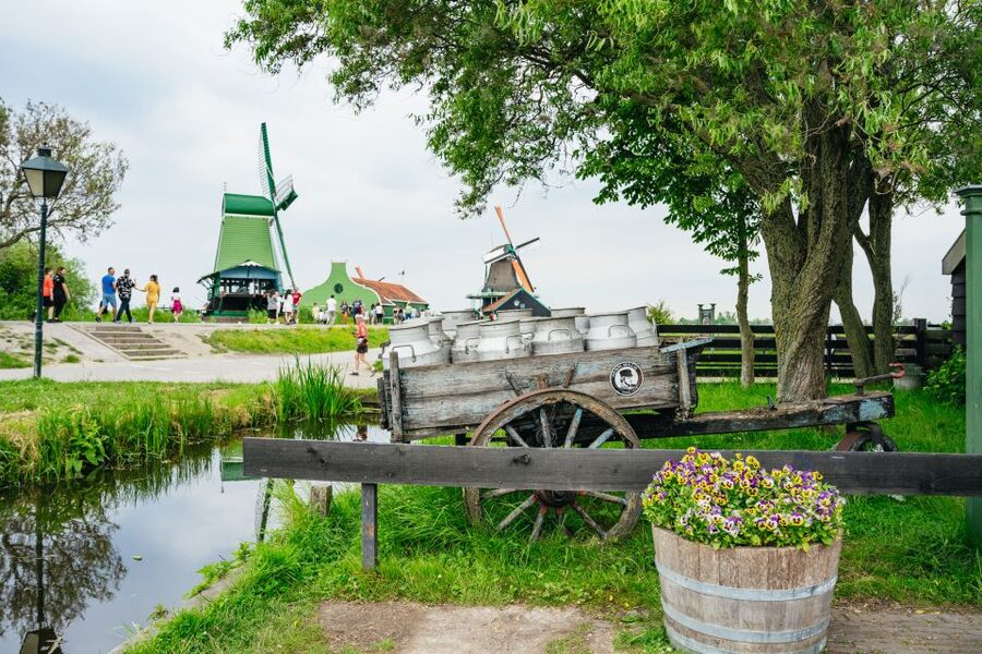 Amsterdam: Giethoorn, Volendam, and Zaanse Schans Tour - Skip-the-Line Entrance and the Comfort Factor on Transport