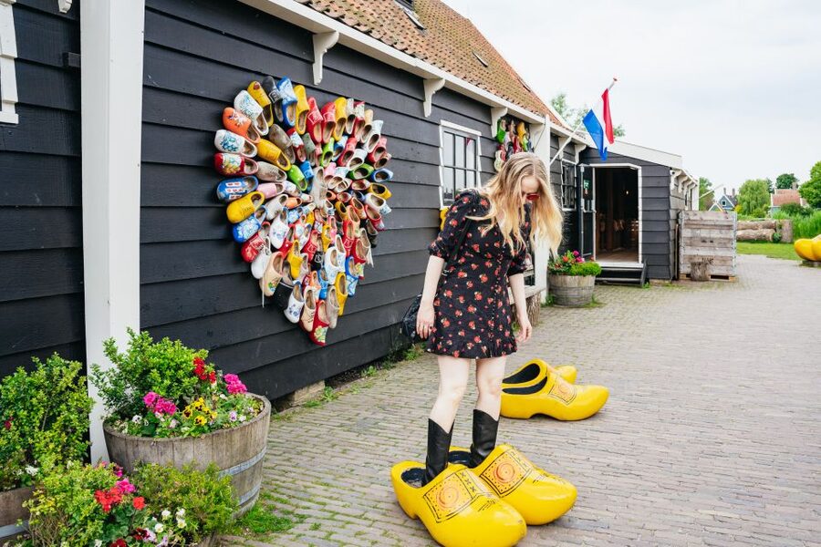 Amsterdam: Giethoorn, Volendam, and Zaanse Schans Tour - Zaanse Schans Windmills, Clogs, and Cheese Factory Fun