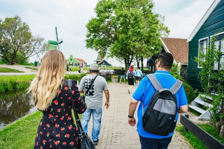 Amsterdam: Giethoorn, Volendam, and Zaanse Schans Tour - Guides Make or Break It, and This One Leans Hard on Personality
