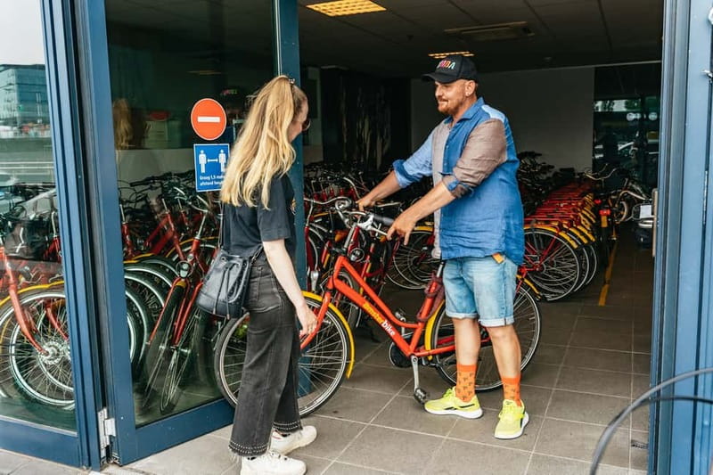 Amsterdam: Guided Bike Tour City Centre in EN/DE/FR/ES - Leidseplein to Vondelpark: street energy, then a real break
