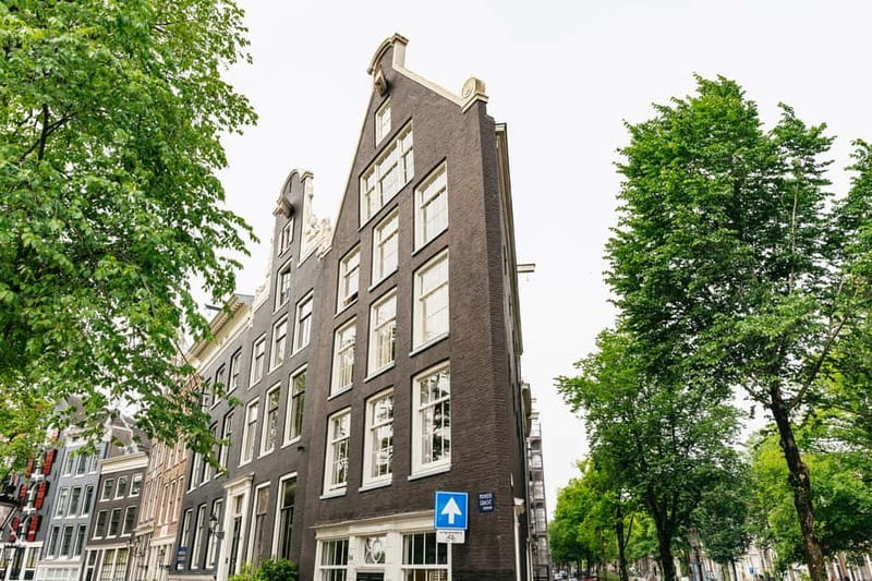 Amsterdam: Guided Bike Tour City Centre in EN/DE/FR/ES - Het Scheepvaartmuseum and Artis Zoo area: the ride finishes with waterfront history
