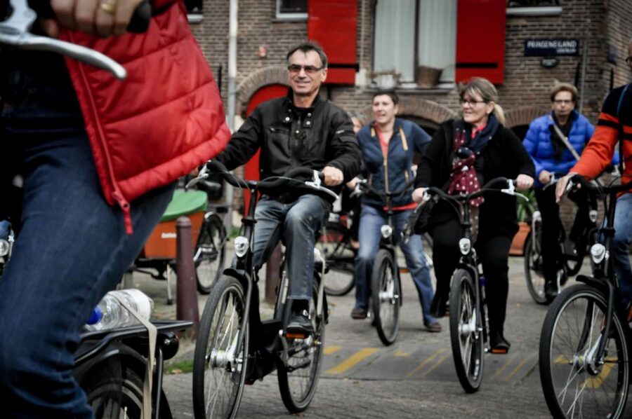 Amsterdam: Guided City Bike Tour in French - Key reasons this bike tour works so well