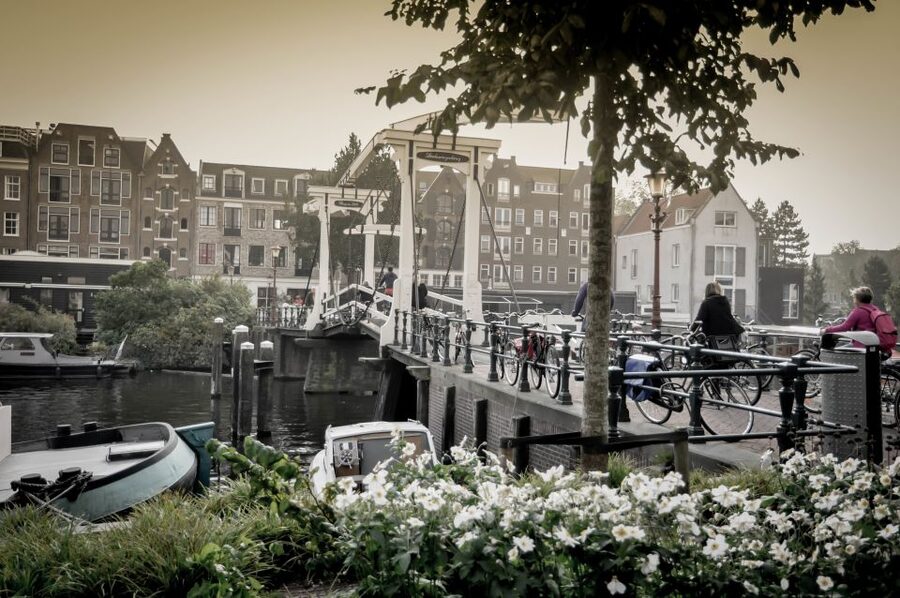Amsterdam: Guided City Bike Tour in French - Grachtengordel to Magere Brug and the Amstel, the postcard moments with context
