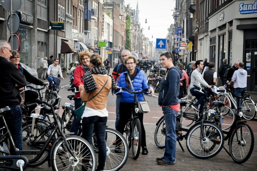 Amsterdam: Guided City Bike Tour in French - Jordaan, Anne Frank House area, and Westerkerk, a route that balances famous and local