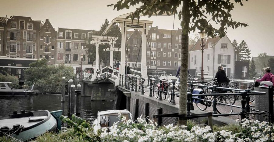Amsterdam: Guided City Bike Tour in French - Western Islands to De Negen Straatjes, a smart first sweep of the center