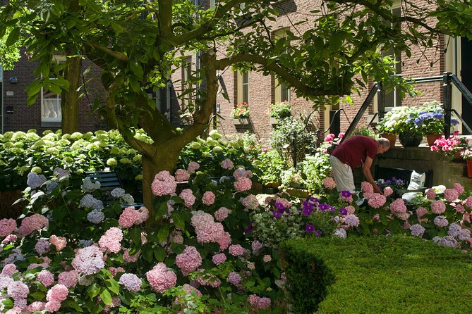 Amsterdam: Hidden Gems Walking Tour in German - Cafe Papeneiland, bar culture, and a classic photo stop