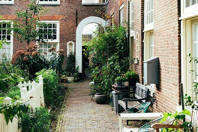 Amsterdam High-End Dutch Food & History Tour - Up to 8 guests - Drinks and the Thought Behind Pairing