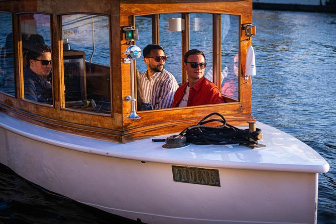 Amsterdam Highlights Canal Cruise with a Drink - Your 90-Minute Route: Skinny Bridge, Old Town, and the Jordaan