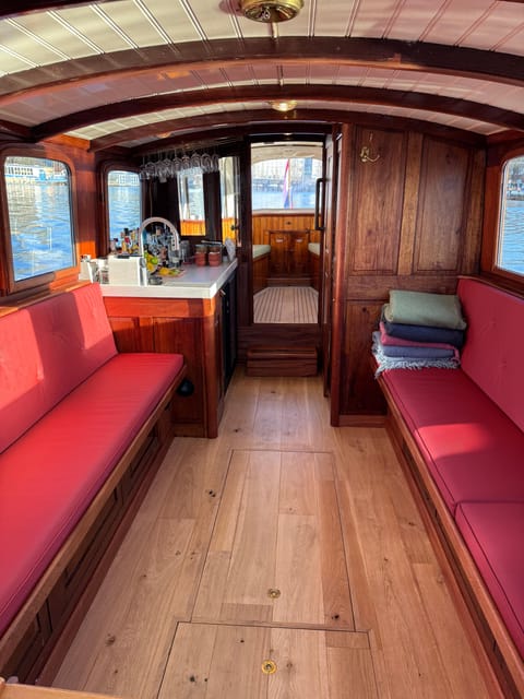 Amsterdam: Historic Boat Cruise with open bar and nibbles - Key things that make this cruise work