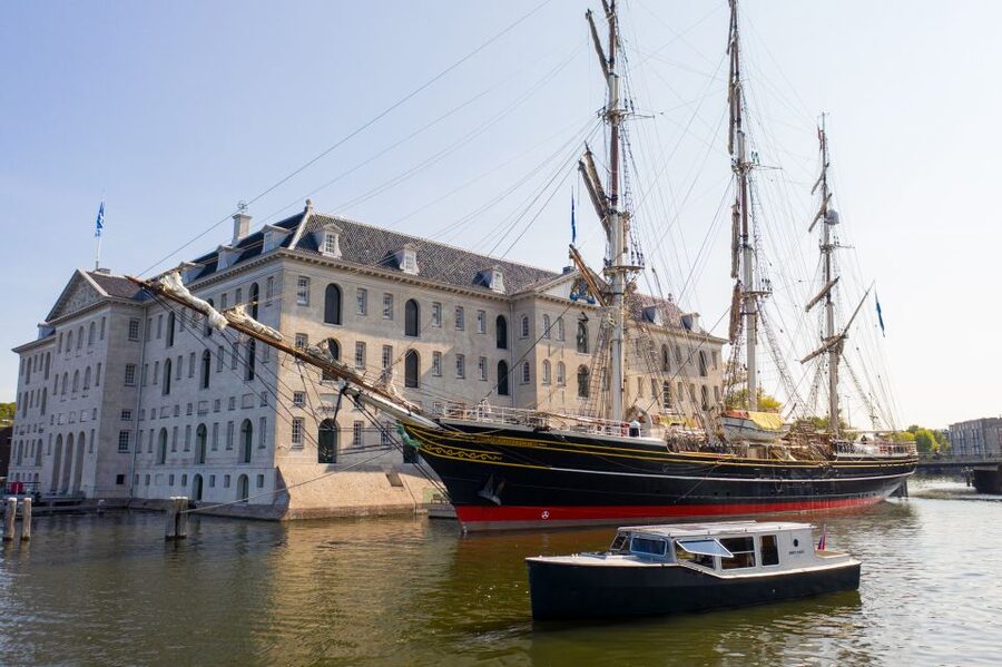 Amsterdam: Historic Boat Cruise with open bar and nibbles - Captain Bow and the small-group storytelling pace
