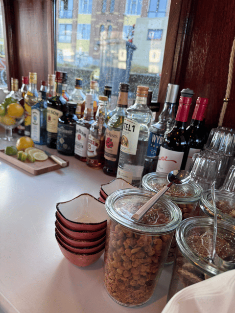 Amsterdam: Historic Boat Cruise with open bar and nibbles - Open bar and nibbles: what you should expect