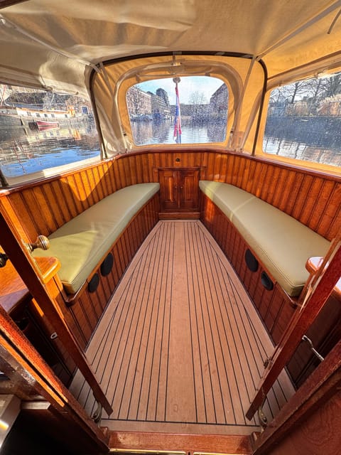 Amsterdam: Historic Boat Cruise with open bar and nibbles - Weather-proof comfort and the value of a WC onboard