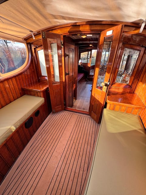 Amsterdam: Historic Boat Cruise with open bar and nibbles - Booking call: should you choose this cruise?