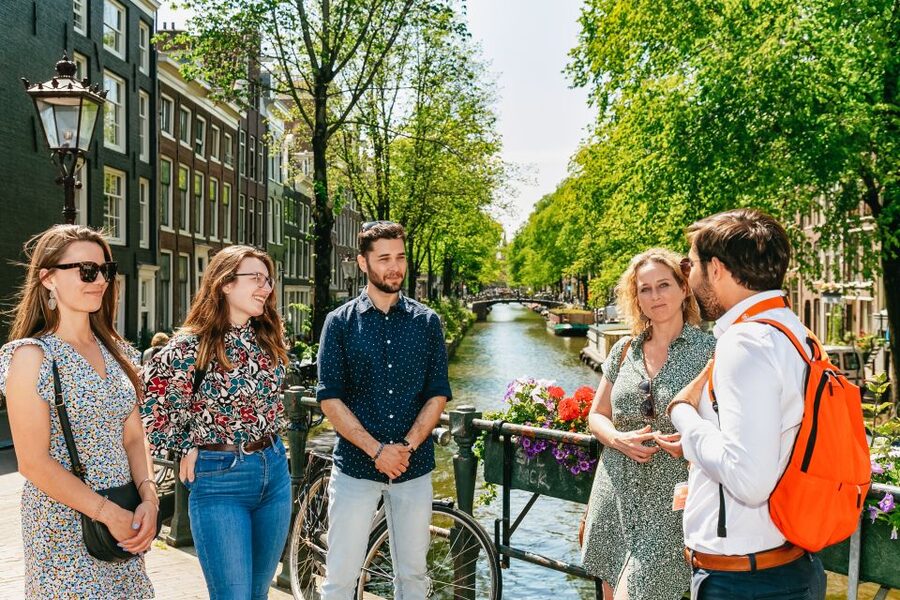 Amsterdam: Historical Highlights Walking Tour with Tasting - New Church, Begijnhof, and Mint Tower: When Amsterdam Gets Quiet