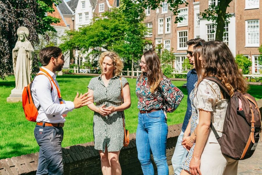 Amsterdam: Historical Highlights Walking Tour with Tasting - The Dutch Food Tasting: Fun Bites, Not a Full Meal