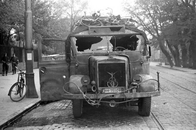 Amsterdam in World War Two Cycle Tour - Meeting at Tesselschadestraat and riding with a small crew