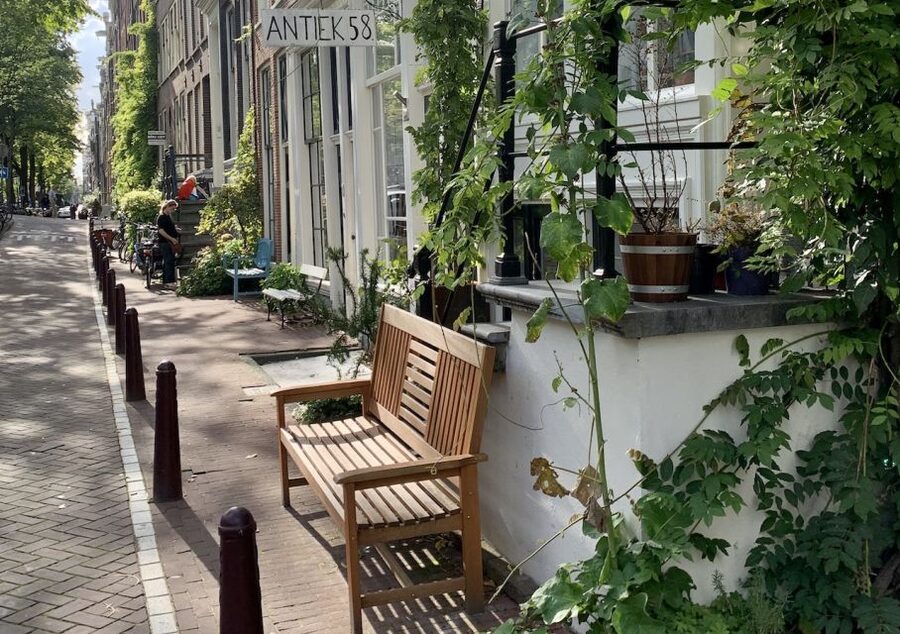 Amsterdam: Jordaan District Tour with a German guide - Into the Hofjes: Secret Courtyards Where the Tulip Mania Thread Fits