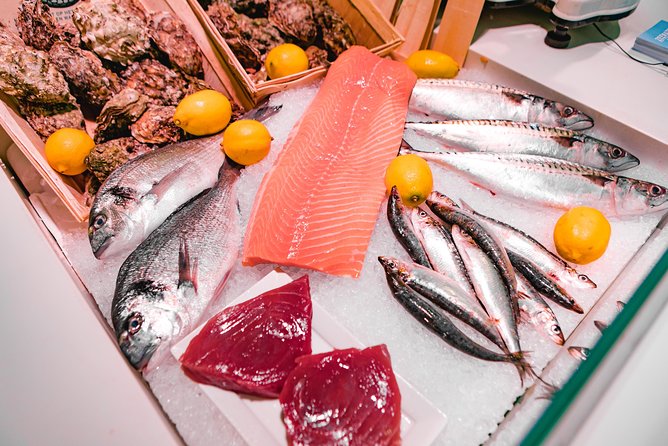 Amsterdam Jordaan Food & Drinks Tour with Eating Europe - Vishandel Centrum herring and kibbeling, fishmongers in action