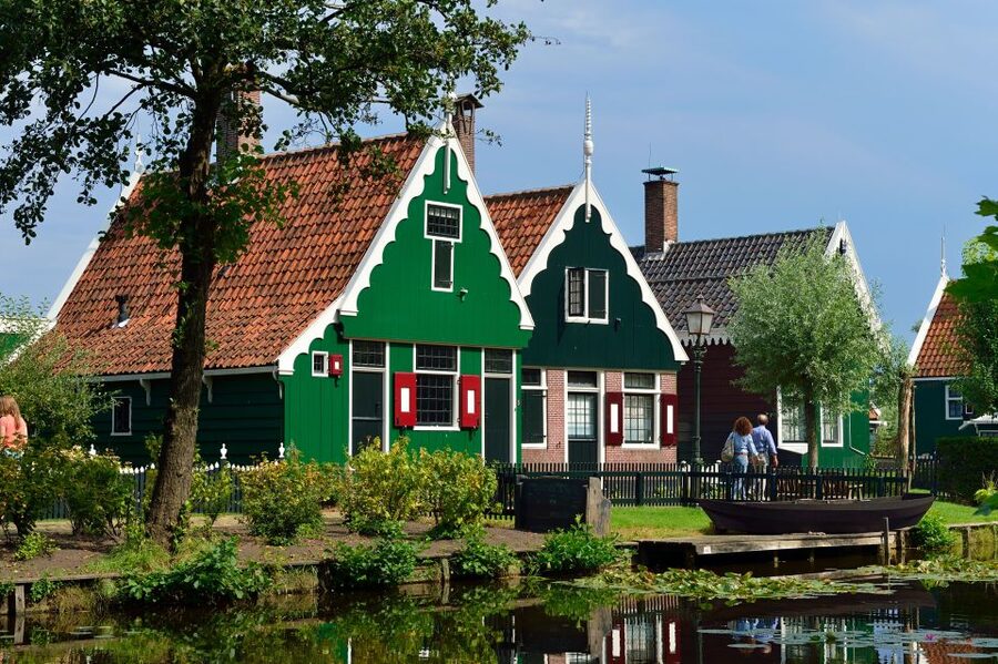 Amsterdam: Keukenhof and Zaanse Schans Live Guided Day Tour - Keukenhof and Zaanse Schans in One Day, and Why It Works