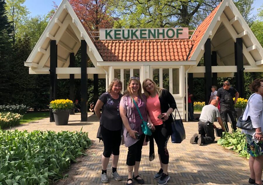 Amsterdam: Keukenhof Tulip Garden and Giethoorn Experience - Giethoorn: Car-Free Canals, a 1-Hour Guided Boat Trip, Then Walking Bridges