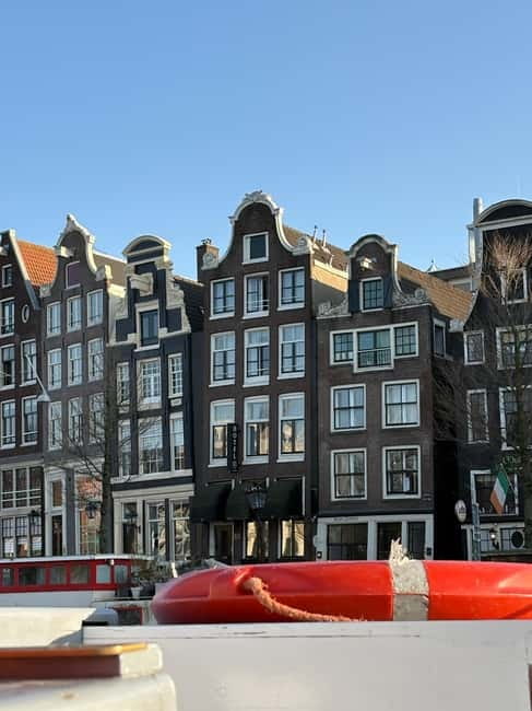 Amsterdam: Kultour, Kulturelle Stadtführung mit Herz & Seele - Entering Beursplein and Finding Your Guide by the Striped Band