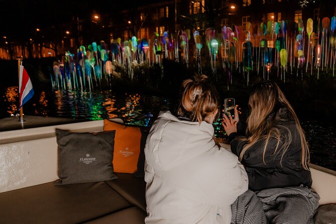 Amsterdam Light Festival: Canal Cruise + Bite & Unlimited Drinks - Getting to Prins Hendrikkade 33A, and why timing matters