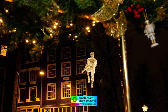 Amsterdam Light Festival: Heated Boat Cruise + Hot Drinks & Bite - Live skipper and the guide show: history without the lecture vibe