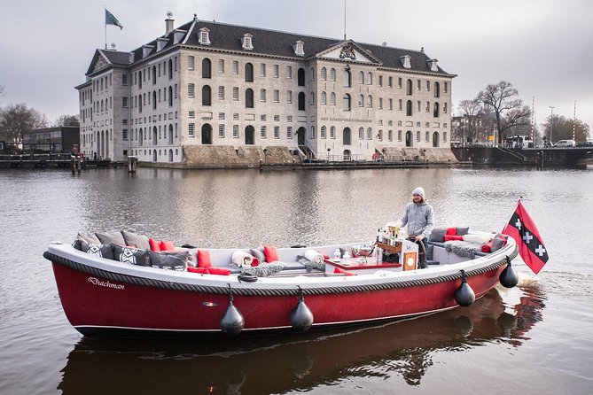 Amsterdam Light Festival: Saloon Boat Cruise + Hot Drinks & Bite - Crowds and Departure Timing: When Things Feel Tight