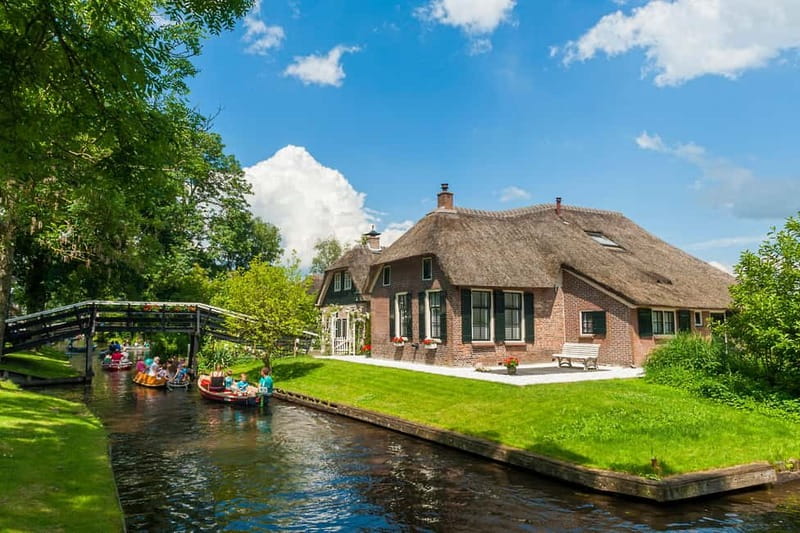 Amsterdam: Live GuideD Giethoorn Boat Tour & Cheese Platter - The 1-Hour Guided Canal Cruise, Cheese Platter, and Live Commentary