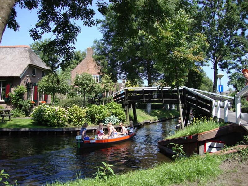 Amsterdam: Live GuideD Giethoorn Boat Tour & Cheese Platter - Exploring Giethoorn on Your Own: Canals, Bridges, and Willig Cheese Shop