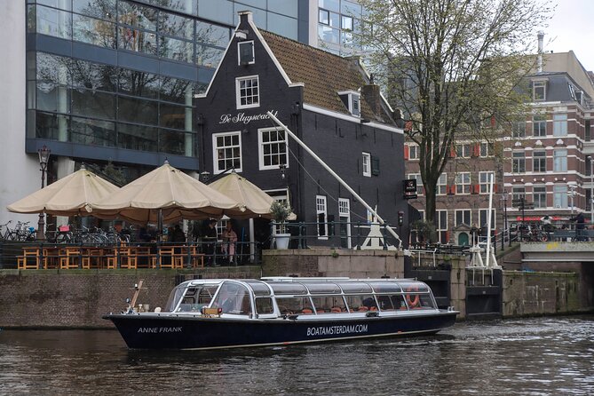 Amsterdam Live Guided Sightseeing Canal Cruise - Live guide energy: why the narration matters more than you think
