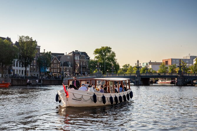 Amsterdam: Luxury Boat Cruise Unlimited Cocktails, Beers & Wines - Where you meet behind Dam Square landmarks