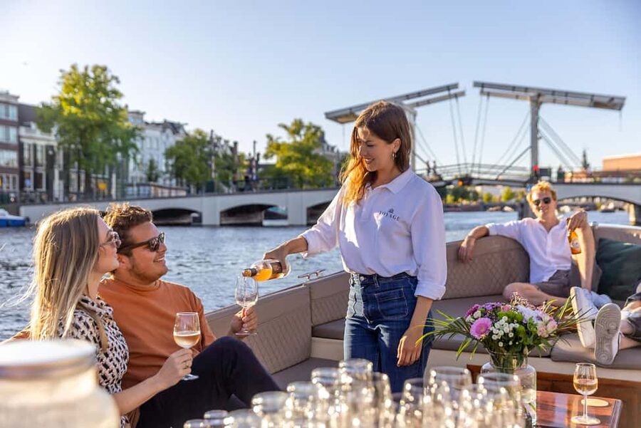 Amsterdam: Luxury Canal Cruise with Optional Snacks & Drinks - Getting Onboard at dVijff Vlieghen in Keizersgracht