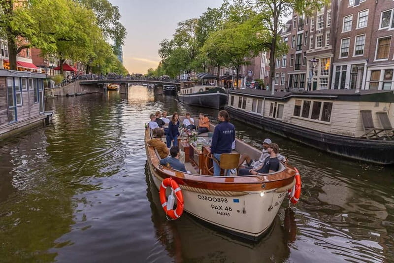 Amsterdam: Luxury Canal Cruise with Optional Snacks & Drinks - How the Guide Makes the Trip (and Keeps It Fun)
