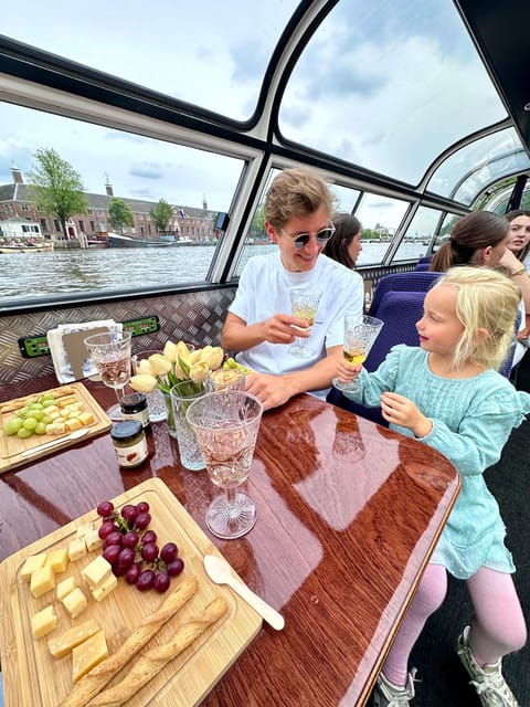 Amsterdam: Luxury Cheese & Wine Canal Cruise - Your hour on the canals: the flow of the experience