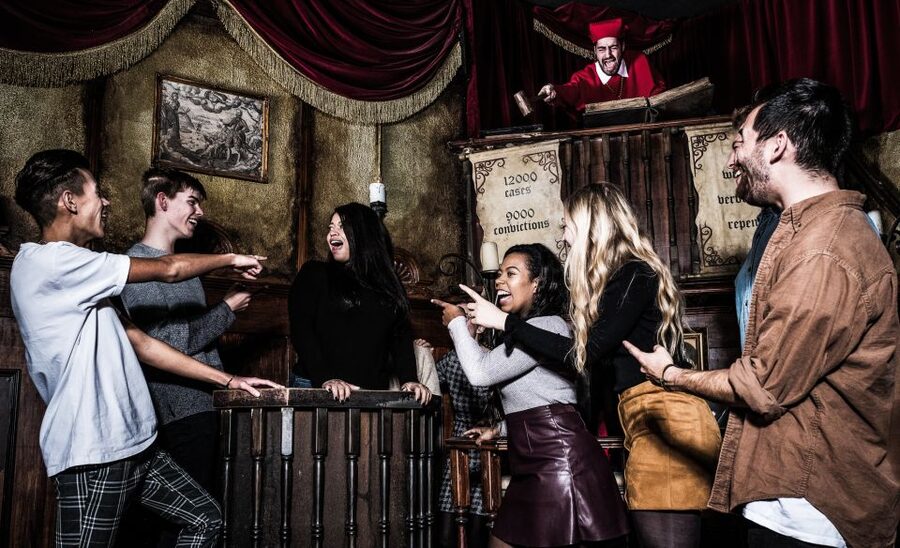 Amsterdam: Madame Tussauds & Amsterdam Dungeon Combo Ticket - Amsterdam Dungeon: 500 years of dark comedy, guided by live actors