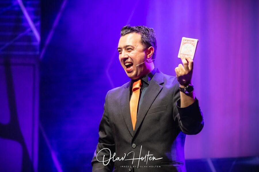 Amsterdam: Magic Show - The 2-hour rhythm: close-up tricks, then a 105-minute stage show