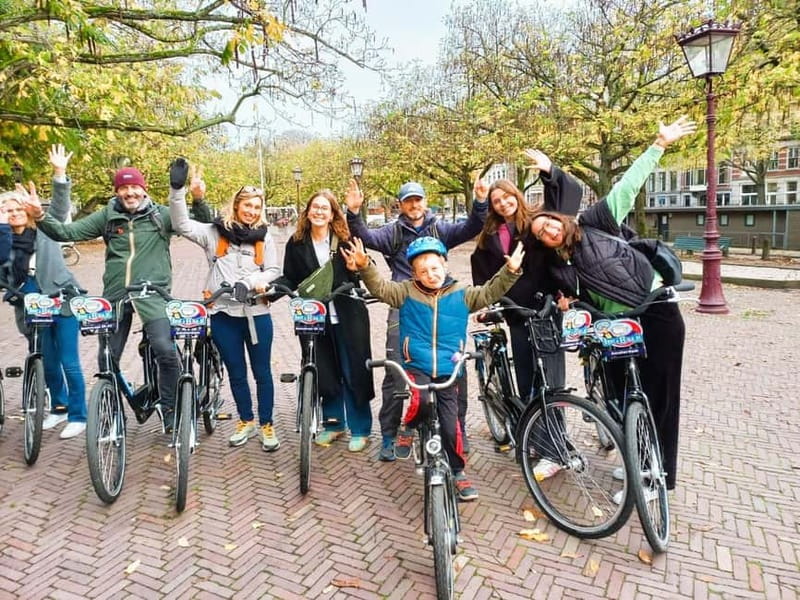 Amsterdam: Off the Beaten Path Bike Tour in French - Amsterdam-Centrum and Prins Hendrikkade: getting your bearings fast