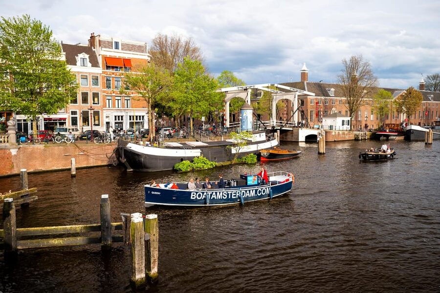 Amsterdam:Old City Canal Cruise with Live Guide and Open Bar - Key moments that make this cruise worth your time