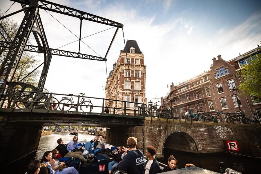 Amsterdam:Old City Canal Cruise with Live Guide and Open Bar - Live guides like Alex, Fin, and Olaf, and why their stories stick
