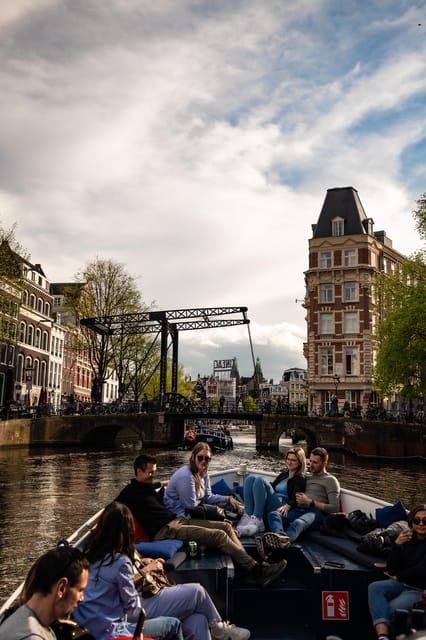Amsterdam:Old City Canal Cruise with Live Guide and Open Bar - Timing tips for sunset departures, and how to get the best hour